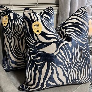 1-NWT CALLISTO HOME CUT VELVET ZEBRA DESIGN DECORATIVE PILLOW (T01110F11)